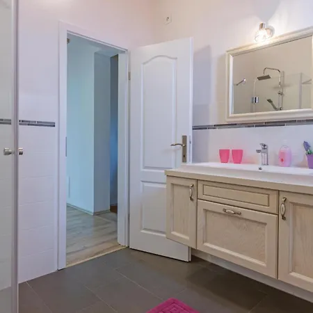 Gorgeous In With Wifi Holiday home Peruski